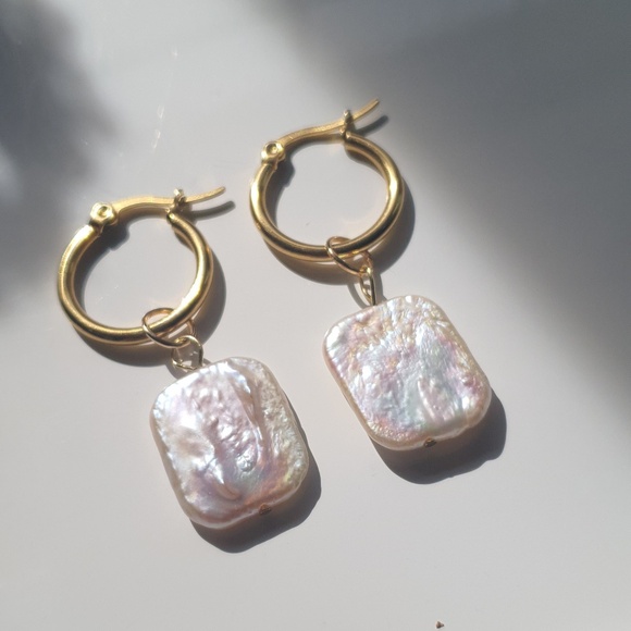 Jewelry - Elegant gold hoops w/ Real square freshwater pearl